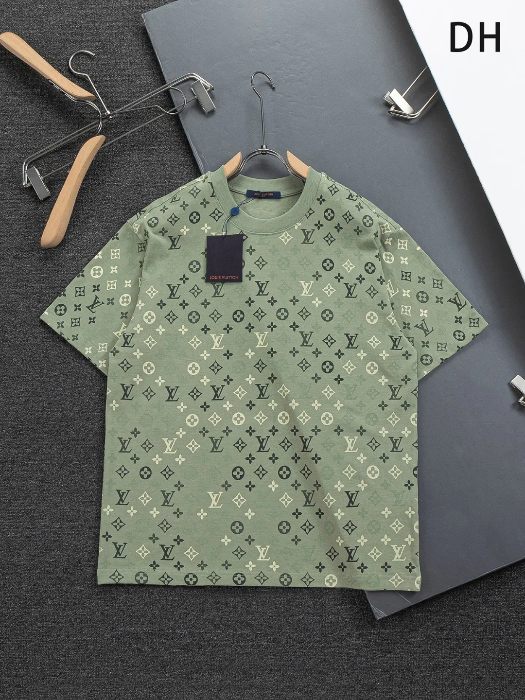 🅿️200 Louis Vuitton 1V LV lv slightly wide version S-XL LV 26ss new products are available at the counter simultaneously. Multiple craftsmanship. Chest patch letters 🪡 embroidery. Back patch letters four-leaf clover 🍀🪡 embroidery. Round neck short-sleeved T-shirt, same style for men and women! Consigned to one-to-one creation. Synchronized with the official website, pure cotton fabrics at the counter! It is close to the skin and comfortable, durable and easy to wear. It has a classic and simple logo design and meticulous original craftsmanship. Short-sleeves, a must-have item for men, do not appear to be the same for the general public, but must be unique and eye-catching. This LV short-sleeve is all about quality, comfort, the same shape and fashion as always, including fabrics and cutting techniques. All of them have been made with great effort! 320 grams of washed pure cotton fabric, pure cotton is breathable, very refreshing and comfortable for daily wear. The rib knitting on the neckline is smooth and tight, and the neckline will not be skewed if you toss it at will. The loose version, you will find that it looks really good on the upper body. The overall is minimalist and neat, super versatile for daily use! Pair it casually with a pair of pants for a youthful look. A T-shirt will make your outfit crazy. It is a fashionable item that can never go wrong! Color: Green Blue Purple Size: S-XL Size chart: S: Shoulder width 50-Bust 56-Length 70 M: Shoulder width 52-Bust 57-Length 72 L: Shoulder width 54-Bust 59-Length 74 XL: Shoulder width 56-Bust 62-Length 76